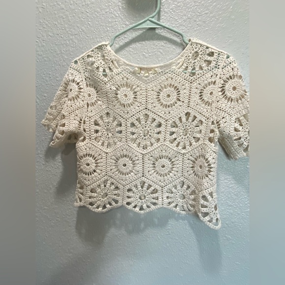 White crochet cropped top, barely worn. - Picture 2 of 3